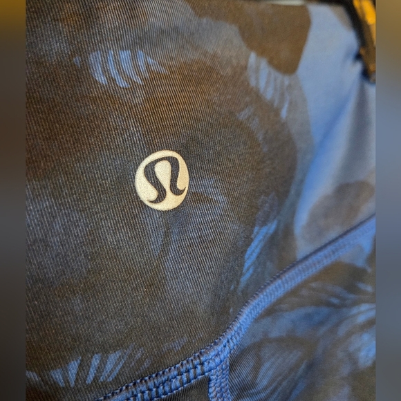 G238. Lululemon Wunder Under Pant Luxtreme in Floral Black Inkwell - Size 6 - Picture 3 of 8